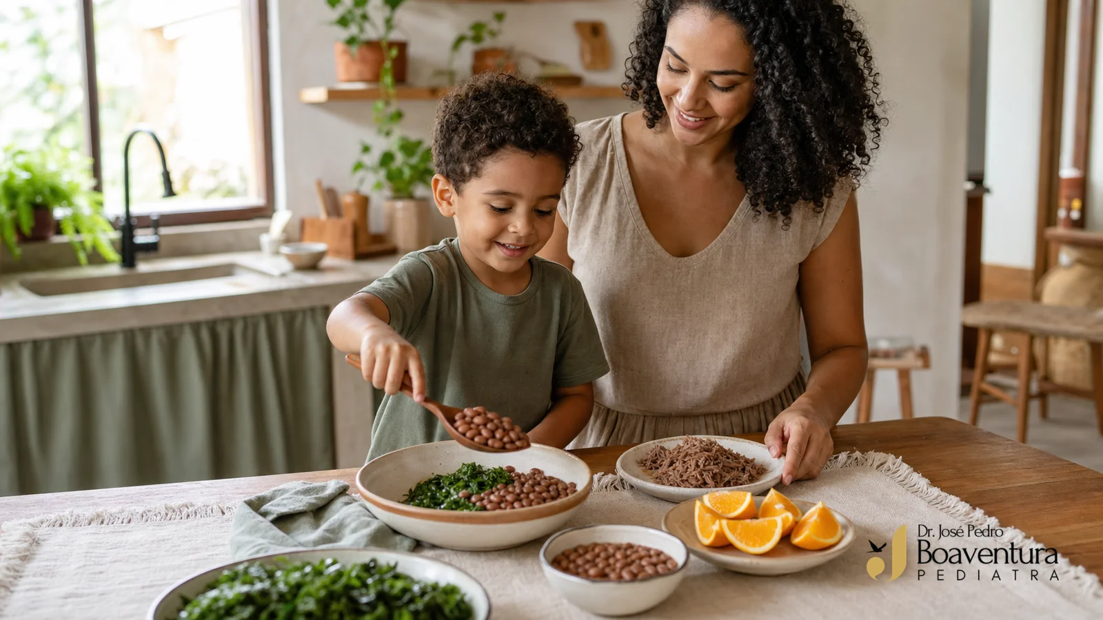 Mãe e criança preparam uma refeição com feijão, folhas verdes, carne e laranja em uma cozinha iluminada pela luz natural
