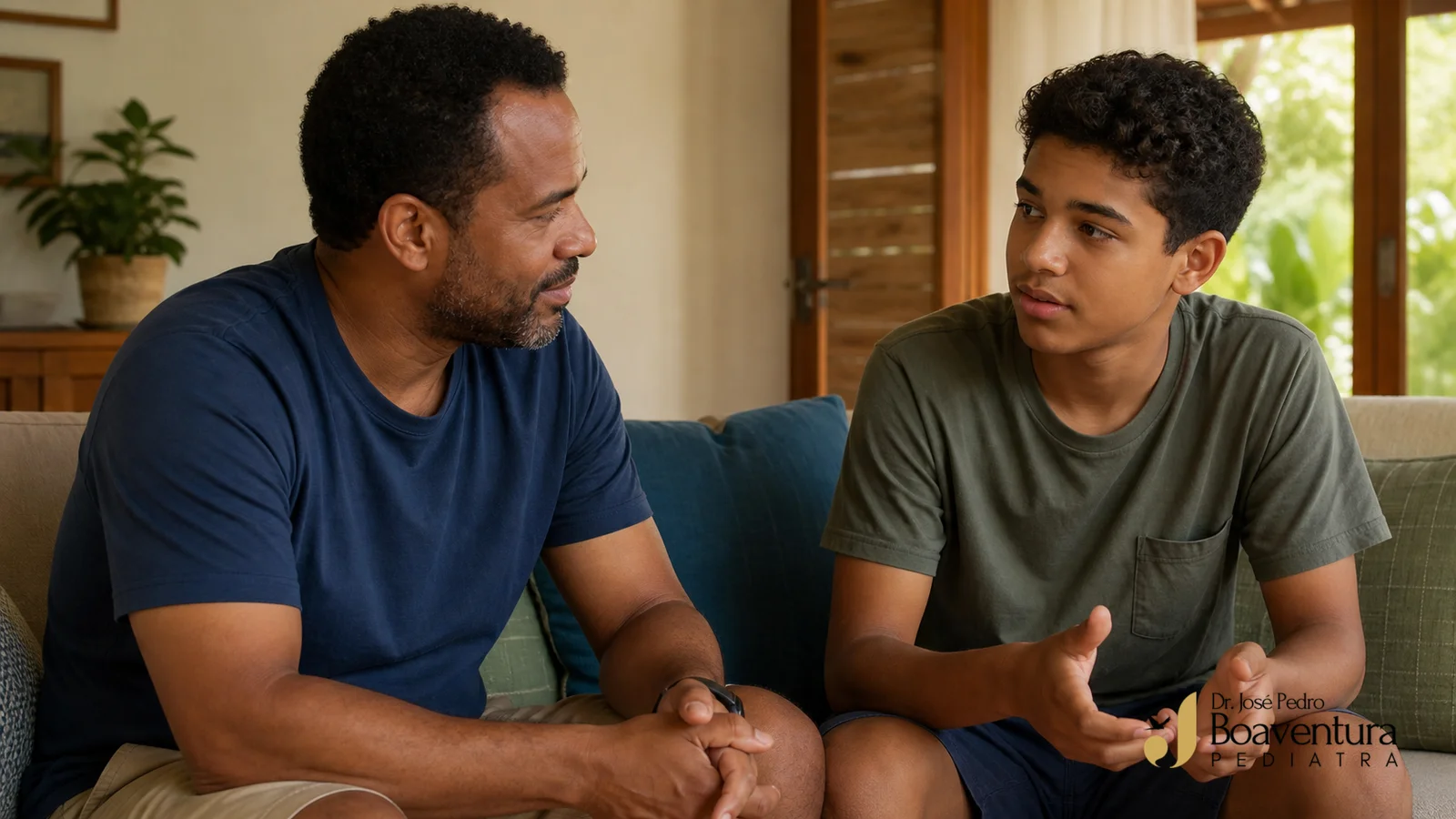 Pai brasileiro escuta com atenção o filho adolescente durante conversa acolhedora em casa