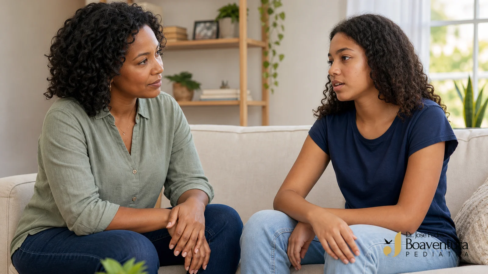 Mãe brasileira negra escuta com atenção a filha adolescente durante uma conversa acolhedora em casa