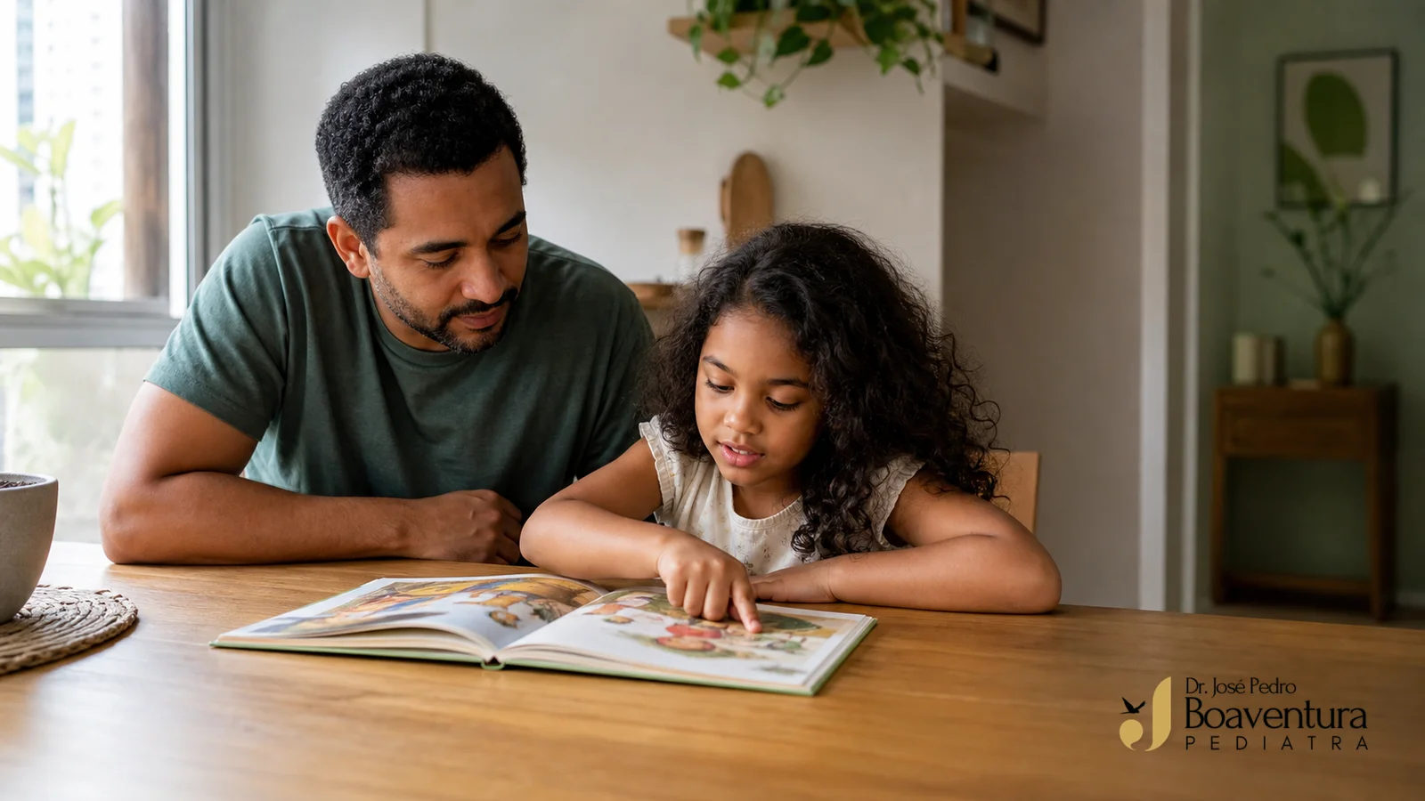 Pai brasileiro acompanha a filha em idade escolar durante a leitura de um livro ilustrado em casa